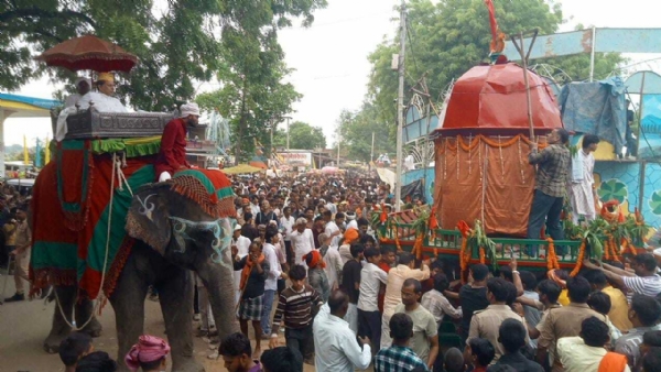 रथयात्रा मेले में हाथी पर सवार पूर्व काशी नरेश के वंशज अनंत नारायण सिंह रथयात्रा मेले में हाथी पर सवार पूर्व काशी नरेश के वंशज अनंत नारायण सिंह