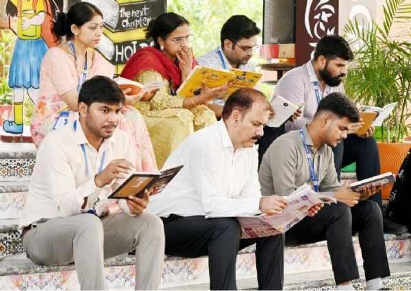 किताबें पढ़ते अभिभावक किताबें पढ़ते अभिभावक