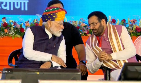 जींद में आयाेजित कार्यक्रम के दाैरान प्रधानमंत्री से बातचीत करते मुख्यमंत्री जींद में आयाेजित कार्यक्रम के दाैरान प्रधानमंत्री से बातचीत करते मुख्यमंत्री