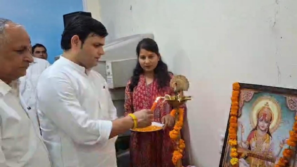खेल मंत्री गौरव गौतम दीप प्रज्ज्वलित करते हुए साथ विधायक हरेंद्र रामरतन खेल मंत्री गौरव गौतम दीप प्रज्ज्वलित करते हुए साथ विधायक हरेंद्र रामरतन
