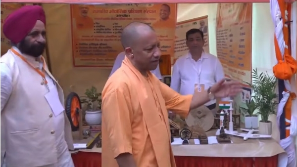 अमरोहा : विकास कार्यों की सौगात देने के बाद कार्यक्रम को संबोधित मुख्यमंत्री योगी आदित्यनाथ अमरोहा : विकास कार्यों की सौगात देने के बाद कार्यक्रम को संबोधित मुख्यमंत्री योगी आदित्यनाथ