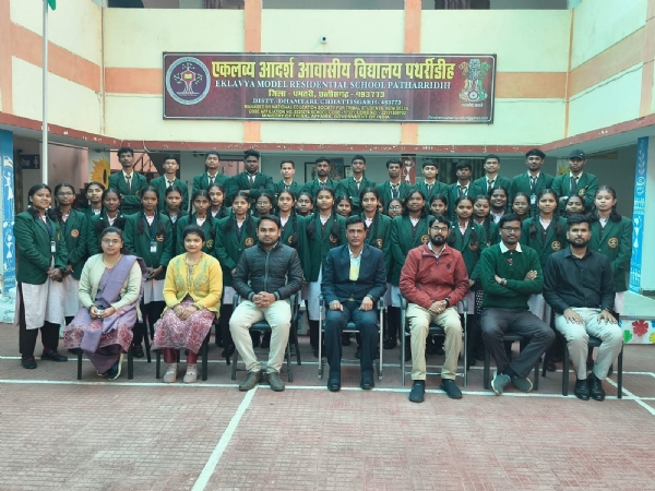 समूह में बैठे हुए विद्यार्थी व शिक्षकगण। समूह में बैठे हुए विद्यार्थी व शिक्षकगण।