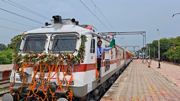 संत रविदास ट्रेन को हरी झंडी दिखाकर रवाना करते हुए गार्ड संत रविदास ट्रेन को हरी झंडी दिखाकर रवाना करते हुए गार्ड