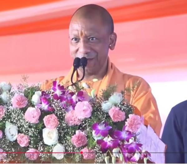 अमरोहा : विकास कार्यों की सौगात देने के बाद कार्यक्रम को संबोधित मुख्यमंत्री योगी आदित्यनाथ अमरोहा : विकास कार्यों की सौगात देने के बाद कार्यक्रम को संबोधित मुख्यमंत्री योगी आदित्यनाथ