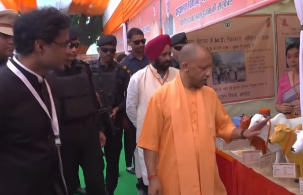 अमरोहा : विकास कार्यों की सौगात देने के बाद कार्यक्रम को संबोधित मुख्यमंत्री योगी आदित्यनाथ अमरोहा : विकास कार्यों की सौगात देने के बाद कार्यक्रम को संबोधित मुख्यमंत्री योगी आदित्यनाथ