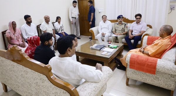 ललिता के परिजनों से मुलाकात करते उत्तर प्रदेश के मुख्यमंत्री ललिता के परिजनों से मुलाकात करते उत्तर प्रदेश के मुख्यमंत्री