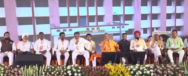 अमरोहा : विकास कार्यों की सौगात देने के बाद कार्यक्रम को संबोधित मुख्यमंत्री योगी आदित्यनाथ अमरोहा : विकास कार्यों की सौगात देने के बाद कार्यक्रम को संबोधित मुख्यमंत्री योगी आदित्यनाथ