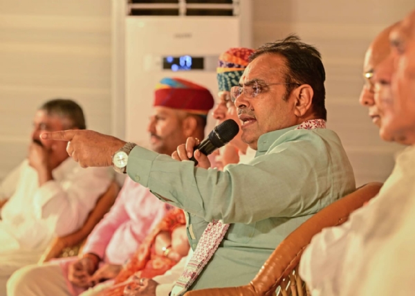 ग्राम विकास चौपाल पर सीएम ग्राम विकास चौपाल पर सीएम
