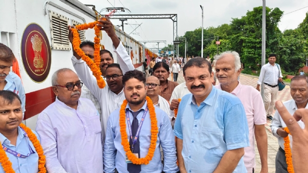 संत रविदास ट्रेन का स्वागत करते हुए समाजसेवी पलटू राम और रेलवे के अधिकारी संत रविदास ट्रेन का स्वागत करते हुए समाजसेवी पलटू राम और रेलवे के अधिकारी