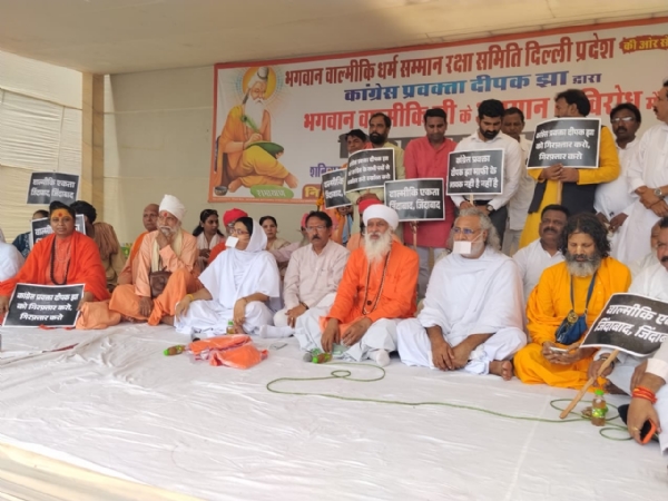 वाल्मीकि धर्म सम्मान रक्षा समिति के प्रदर्शन में दिल्ली भाजपा प्रदेश अध्यक्ष हर्ष मल्होत्रा शामिल हुए। वाल्मीकि धर्म सम्मान रक्षा समिति के प्रदर्शन में दिल्ली भाजपा प्रदेश अध्यक्ष हर्ष मल्होत्रा शामिल हुए।