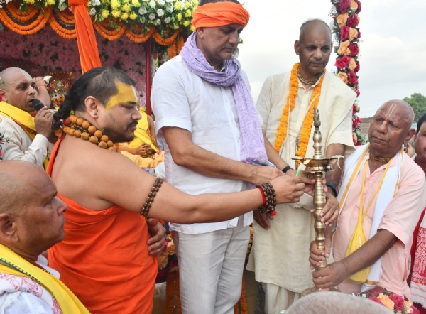 यात्रा में पूजन करते स्वामी जी एवं सांसद सुधाकर सिंह यात्रा में पूजन करते स्वामी जी एवं सांसद सुधाकर सिंह