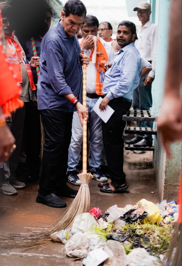 वार्ड प्रवास कार्यक्रम में झाड़ू लगाते मंत्री एके शर्मा वार्ड प्रवास कार्यक्रम में झाड़ू लगाते मंत्री एके शर्मा