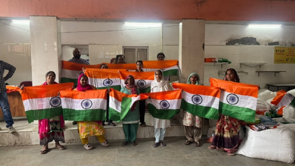 स्वयं सहायता समूहों द्वारा तैयार किए गए राष्ट्रीय ध्वज स्वयं सहायता समूहों द्वारा तैयार किए गए राष्ट्रीय ध्वज