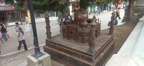 स्क्रैप से बनाई ताजमहल की कलाकृति स्क्रैप से बनाई ताजमहल की कलाकृति