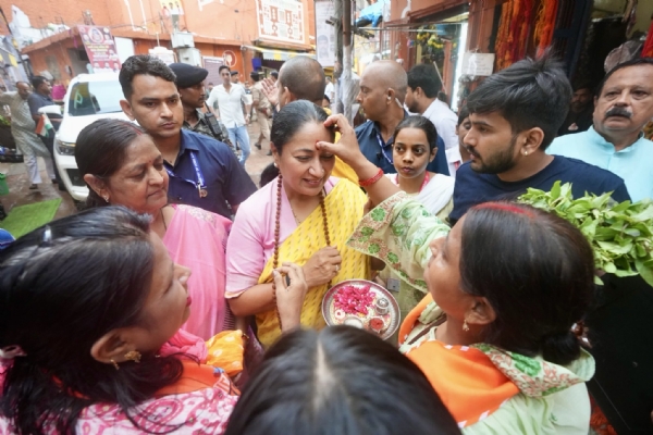 कालभैरव मंदिर में अपने परिजनों के साथ दिल्ली की मुख्यमंत्री कालभैरव मंदिर में अपने परिजनों के साथ दिल्ली की मुख्यमंत्री