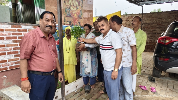 पौधा रोपड़ करते हुए समाज सेवी संगठन के लोग पौधा रोपड़ करते हुए समाज सेवी संगठन के लोग
