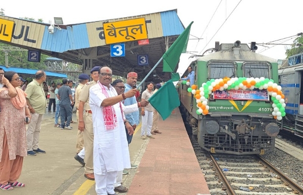 बैतूल रेलवे स्टेशन पर हरिद्वार-ऋषिकेश तीर्थ यात्रा की विशेष ट्रेन को हरी झंडी दिखाते हुए केंद्रीय मंत्री दुर्गादास उइके बैतूल रेलवे स्टेशन पर हरिद्वार-ऋषिकेश तीर्थ यात्रा की विशेष ट्रेन को हरी झंडी दिखाते हुए केंद्रीय मंत्री दुर्गादास उइके