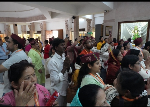 उत्तराखंड यात्रियों का दल सोमनाथ स्थित हाट बाजार का भ्रमण करते । उत्तराखंड यात्रियों का दल सोमनाथ स्थित हाट बाजार का भ्रमण करते ।