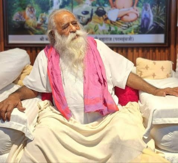 परमहंस आश्रम के हाल में प्रवचन करते स्वामी अड़गड़ानंद महाराज।