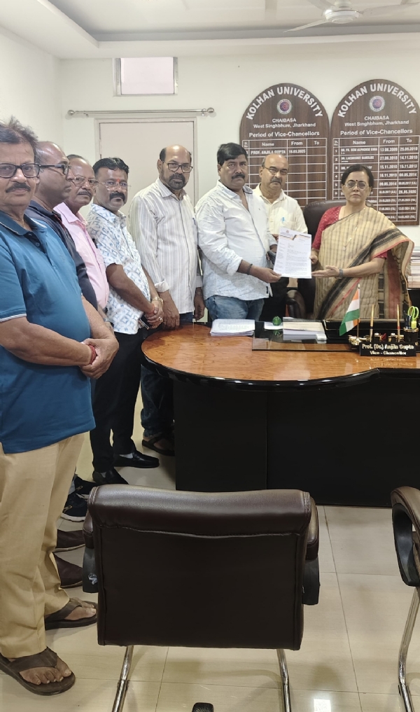 बांग्लाभाषी उन्नयन समिति ने कुलपति को ज्ञापन सौंपते बांग्लाभाषी उन्नयन समिति ने कुलपति को ज्ञापन सौंपते