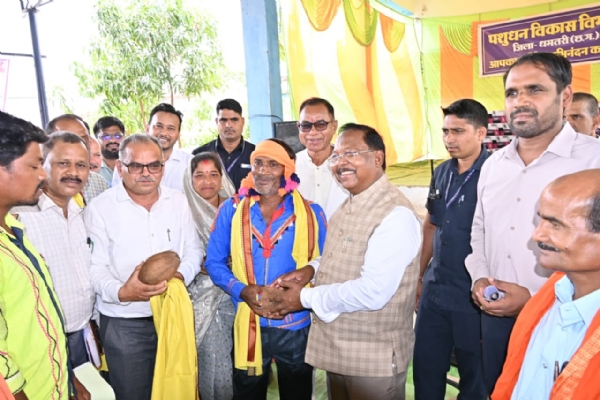 किसानों से चर्चा करते हुए पशुधन विकास मंत्री रामविचार नेताम