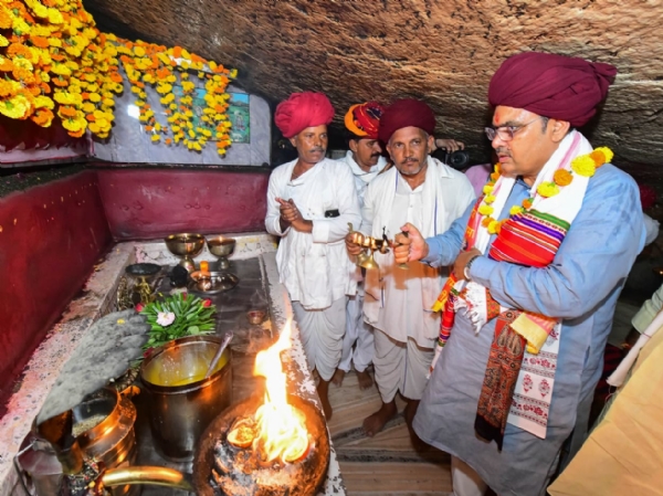 मुख्यमंत्री भजनलाल शर्मा ने देवमाली में भगवान देवनारायण मंदिर में दर्शन करते हुए।