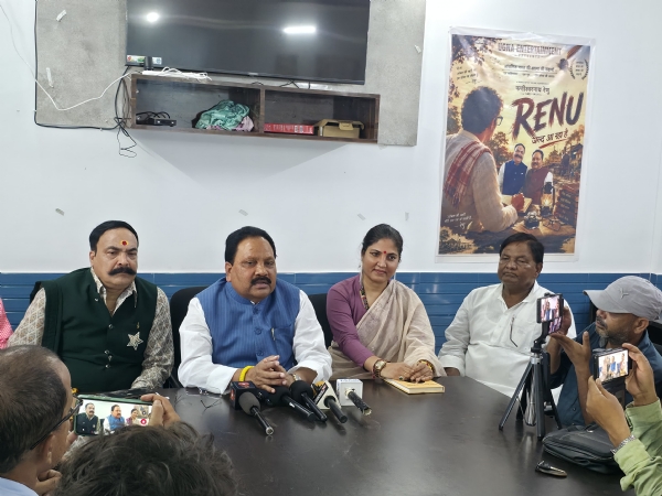 अररिया फोटो:सांसद और मुंबई से आए प्रतिनिधि मंडल प्रेस वार्ता करते अररिया फोटो:सांसद और मुंबई से आए प्रतिनिधि मंडल प्रेस वार्ता करते