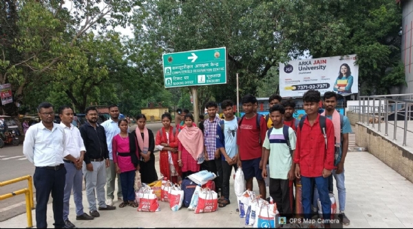 सकुशल लौटे 14 श्रमिकों का स्वागत और सहायता सामग्री देते पदाधिकारी