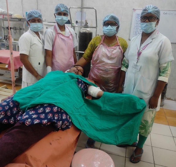 डाक्टरों द्वारा आधुनिक गर्भनिरोधक इम्प्लांट का सफल प्रत्यारोपण करते डाक्टरों द्वारा आधुनिक गर्भनिरोधक इम्प्लांट का सफल प्रत्यारोपण करते