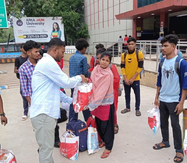 सकुशल लौटे 14 श्रमिकों का स्वागत और सहायता सामग्री देते पदाधिकारी