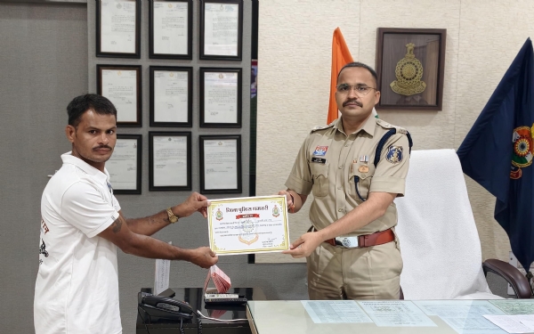 समाजसेवी तुलसी राम साहू का सम्मान करते हुए पुलिस अधीक्षक सूरज सिंह परिहार ।