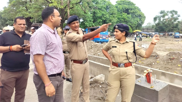 स्थलीय निरीक्षण करते मेला के अधिकारी स्थलीय निरीक्षण करते मेला के अधिकारी