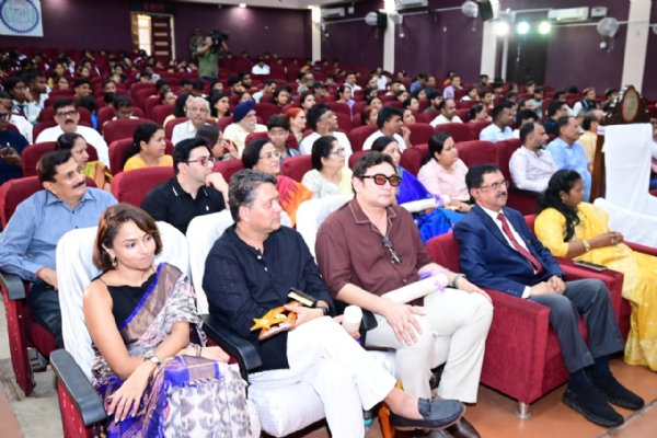 कार्यक्रम में मौजूद लोग