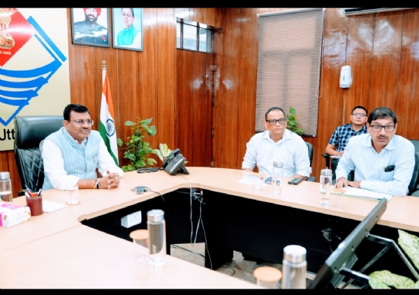 मुख्य सचिव आनंद बर्द्धन बैठक करते हुए। मुख्य सचिव आनंद बर्द्धन बैठक करते हुए।