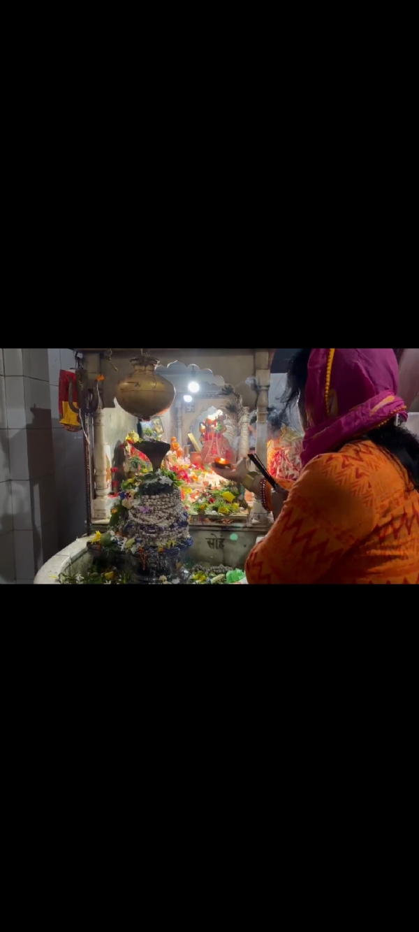 शिवालयों में श्रद्धालु पूजा करते हुए शिवालयों में श्रद्धालु पूजा करते हुए