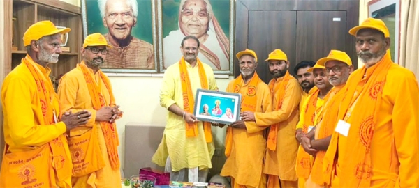प्रज्ञा पदयात्रा का सम्मान करते हुए प्रज्ञा पदयात्रा का सम्मान करते हुए