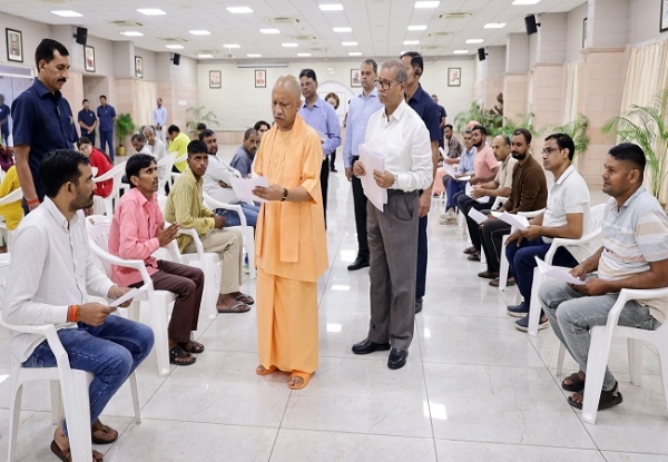 जनता दर्शन में सुनवाई करते मुख्यमंत्री योगी जनता दर्शन में सुनवाई करते मुख्यमंत्री योगी