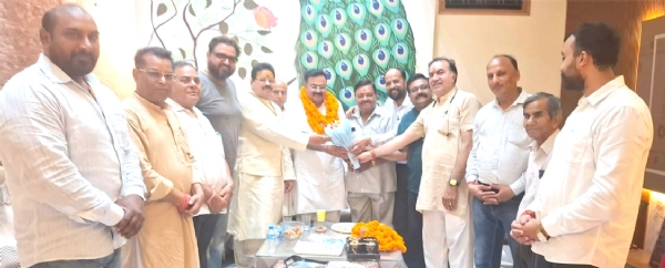 तीर्थ पुराहितों से भेंट करते आलोक शर्मा तीर्थ पुराहितों से भेंट करते आलोक शर्मा