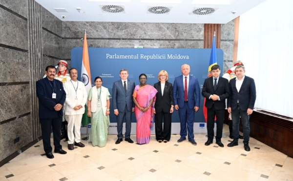 चिशिनाउ के राष्ट्रपति भवन में राष्ट्रपति द्रौपदी मुर्मु के स्वागत में आयोजित औपचारिक समारोह के दौरान । चिशिनाउ के राष्ट्रपति भवन में राष्ट्रपति द्रौपदी मुर्मु के स्वागत में आयोजित औपचारिक समारोह के दौरान ।