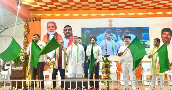 इलेक्ट्रिक बसों को हरी झंडी दिखाते मुख्यमंत्री शुभेंदु अधिकारी