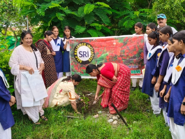 राजकीय बालिका इंटर कॉलेज गोरापड़ाव में आओ, धरती को फिर से हरा करें अभियान के तहत वृहत पौधारोपण संपन्न।