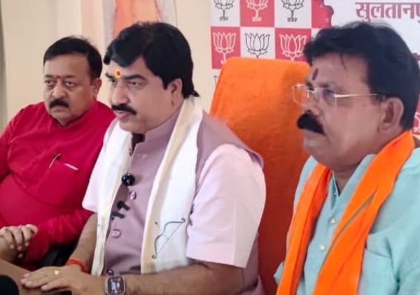 प्रेस वार्ता को सम्बोधित करते भाजपा के राष्ट्रीय प्रवक्ता प्रेम शुक्ल प्रेस वार्ता को सम्बोधित करते भाजपा के राष्ट्रीय प्रवक्ता प्रेम शुक्ल