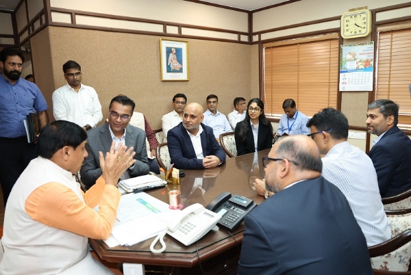 पारस डिफेंस एंड स्पेस टेक्नोलॉजीस कम्पनी के पदाधिकारी मप्र के मुख्यमंत्री को निवेश की जानकारी देते हुए पारस डिफेंस एंड स्पेस टेक्नोलॉजीस कम्पनी के पदाधिकारी मप्र के मुख्यमंत्री को निवेश की जानकारी देते हुए