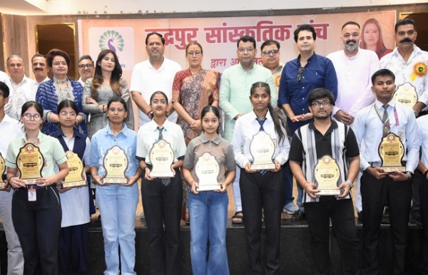 रुद्रपुर में उत्तराखंड व सीबीएसई बोर्ड के मेधावी छात्र-छात्रा सम्मान कार्यक्रम में मंत्री रेखा आर्या के साथ। रुद्रपुर में उत्तराखंड व सीबीएसई बोर्ड के मेधावी छात्र-छात्रा सम्मान कार्यक्रम में मंत्री रेखा आर्या के साथ।