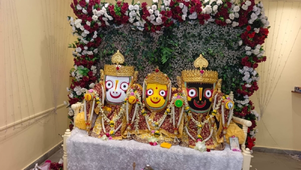 जनकपुरी धाम (गोशाला भवन) में विराजित भगवान जगन्नाथ, बड़े भाई बलभद्र और बहन सुभद्रा।