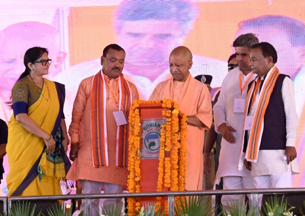 बटन दबाकर परियोजनाओं का लोकार्पण/शिलान्यास करते सीएम बटन दबाकर परियोजनाओं का लोकार्पण/शिलान्यास करते सीएम