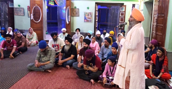 गुरुद्वारे में अरदास करते बेल्जियम से आए श्रद्धालु गुरुद्वारे में अरदास करते बेल्जियम से आए श्रद्धालु