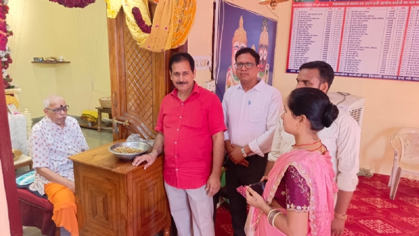 जनकपुरी धाम (गोशाला भवन) में दर्शन पूजन के लिए पहुंच रहे श्रध्दालु।