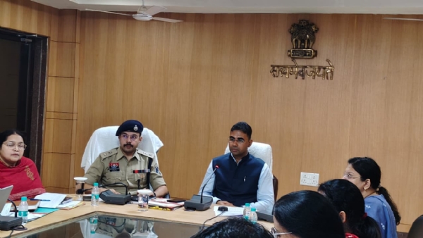 स्वतंत्रता दिवस समारोह की तैयारियों को लेकर बैठक लेते हुए कलेक्टर कुलदीप शर्मा