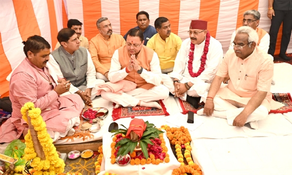 भूमि पूजन एवं शिलान्यास करते हुए सीएम धामी